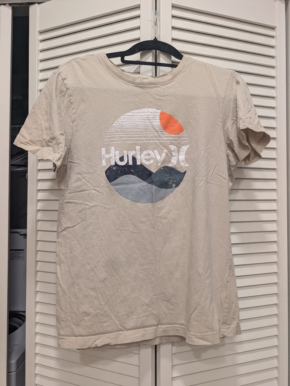 Hurley Beige Graphic Logo Tee with Sunset Motif Size Medium